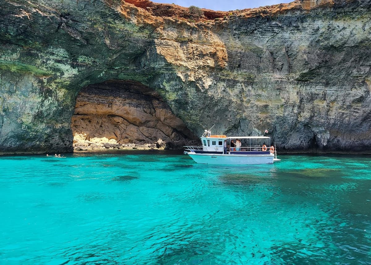 Comino: Blue Lagoon, Crystal Lagoon and Sea Caves Boat Tour